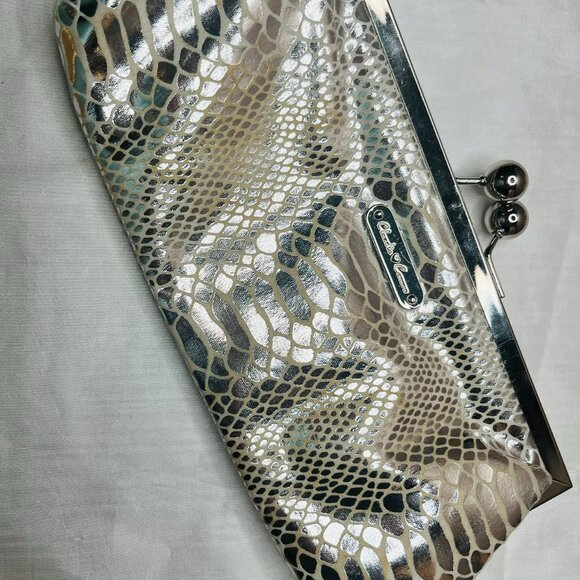 Vintage Glamour: Silver Handbag - Picture 2 of 8